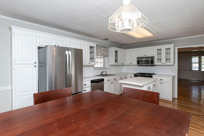 Building Photo - Beautiful rental full of character and charm located in The Avenues of Cayce! Close to USC!