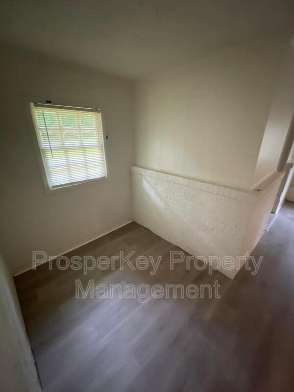 Building Photo - 418 E Northwoods Dr