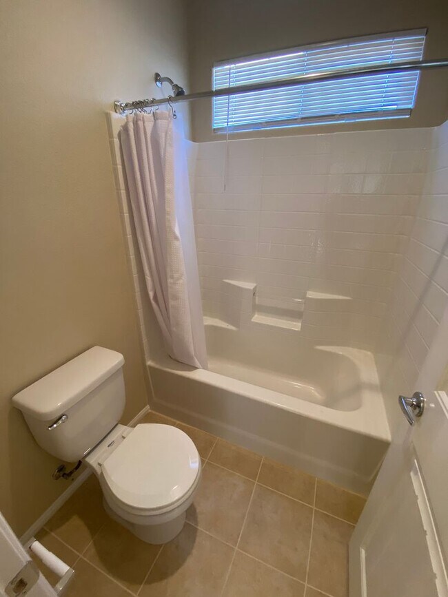 Building Photo - Wonderful 4 bed/2.5 bath home located in t...