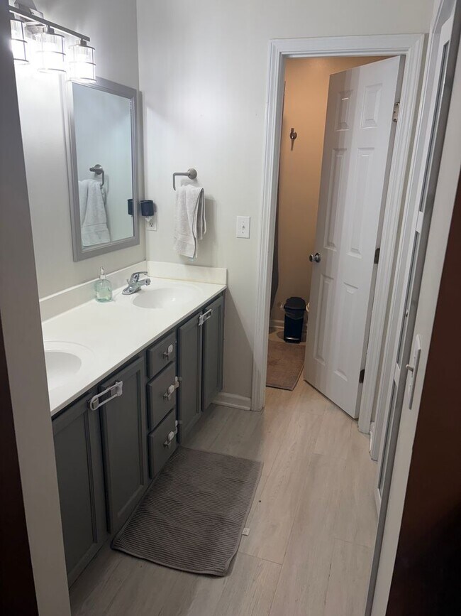 Building Photo - 207 Bluebird Ct
