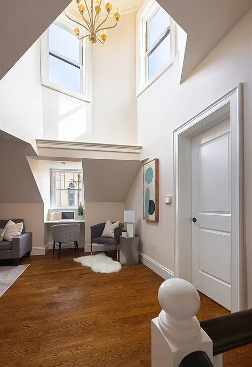 Building Photo - Bright & Spacious Unit with Natural Light