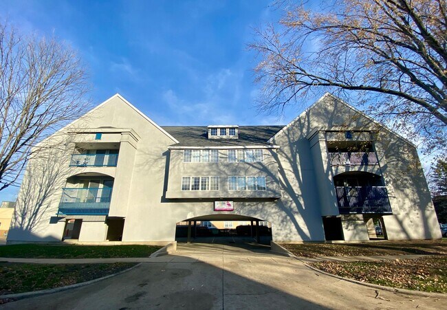 Interior Photo - 402 N Gregory St