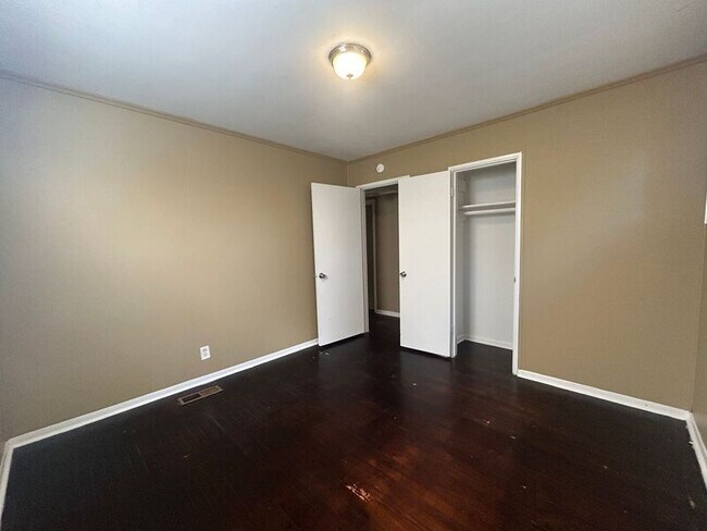 Building Photo - 1136 Broad St