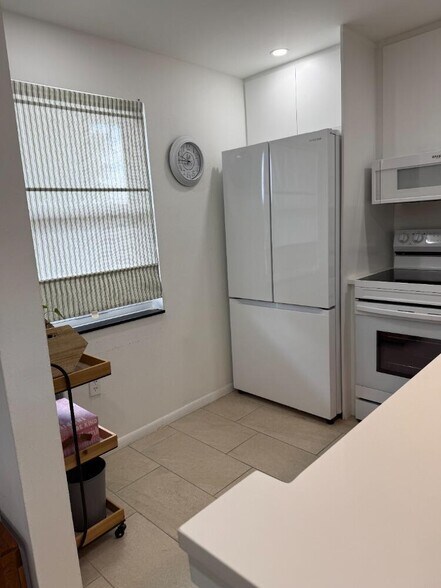 Building Photo - 9360 Lime Bay Blvd