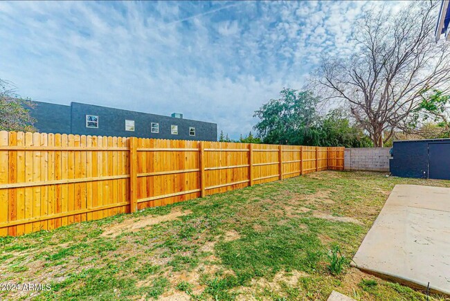Building Photo - 707 E University Dr