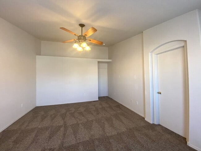 Building Photo - GATED COMMUNITY - 3 Bedroom w/Loft