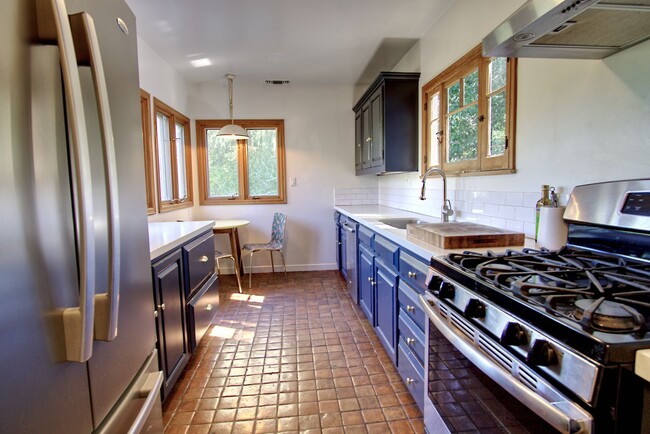 Building Photo - Stunning Tranquil Home in Laurel Canyon wi...