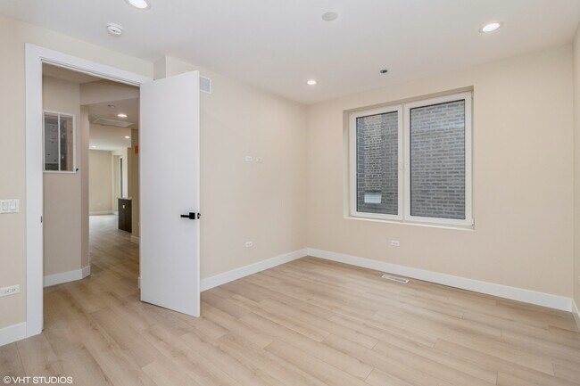 Building Photo - 3045 W Irving Park Rd