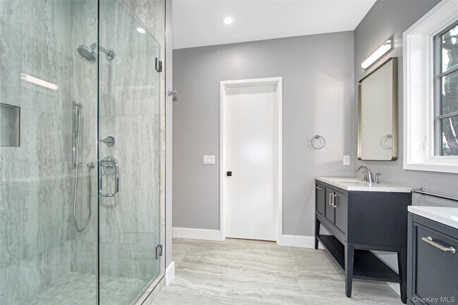 Building Photo - 2 Myrtledale Rd