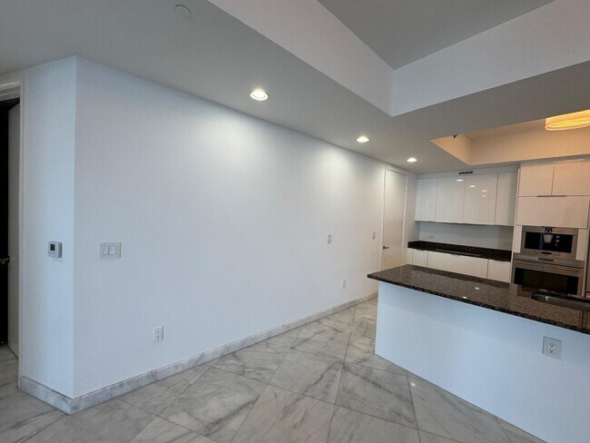 Building Photo - 16001 Collins Ave