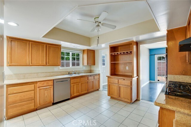 Building Photo - 1015 E Walnut Ave