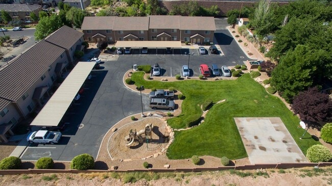Building Photo - 3 bed 2.5 bath townhome