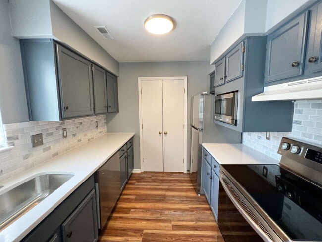 Building Photo - Freshly Updated Condo!
