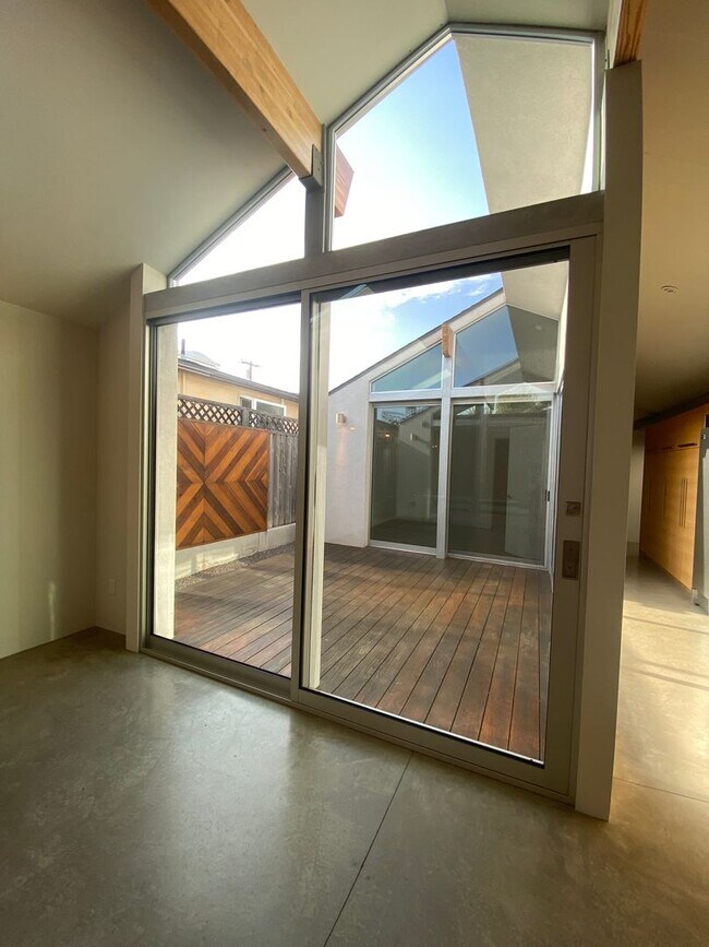 Building Photo - M340 - Miller