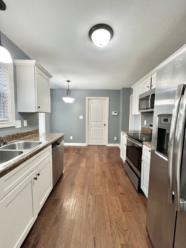 Building Photo - Charming 3BR/2.5BA Home in Clarksville! PE...