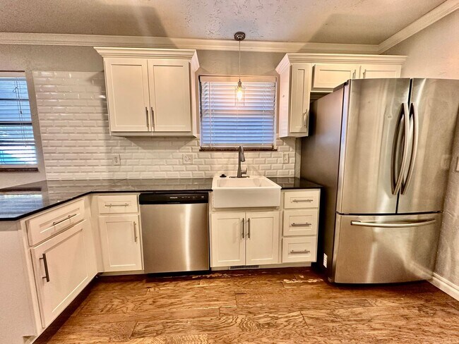 Building Photo - 3 Bed Home OKC - Move in Deposit-Free! (If Qualified)