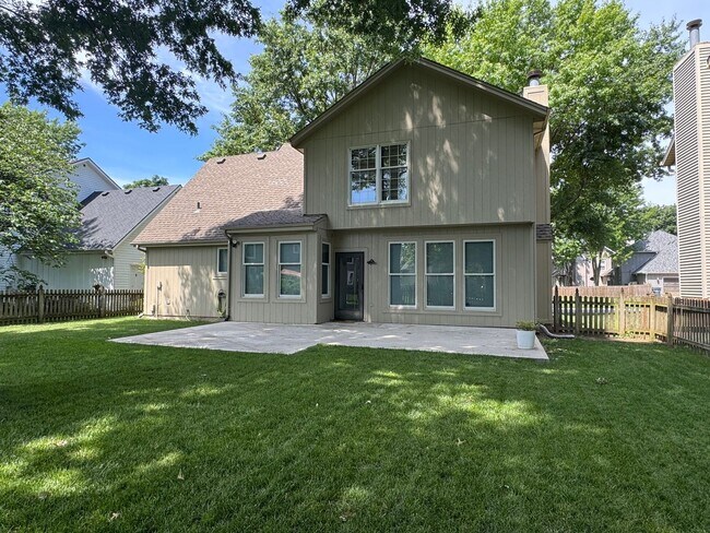 Building Photo - {12009} Available Immediately + Finished Lower Level + Olathe Schools