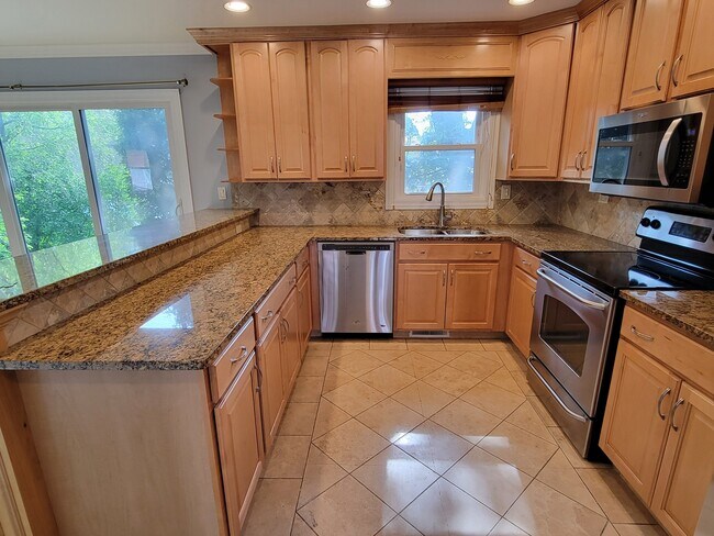 Building Photo - 2116 Rugen Rd