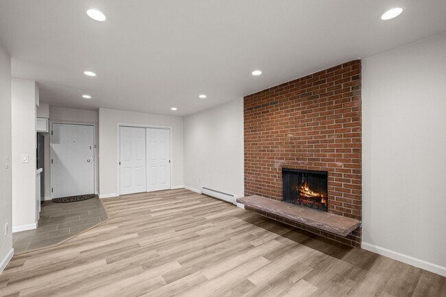 Building Photo - Newly Renovated Condo!