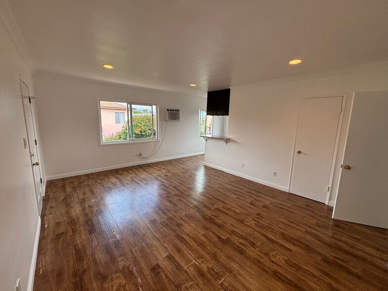 Building Photo - 7033 Fulton Ave