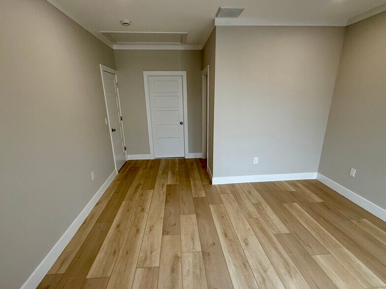 Building Photo - 906 Main St