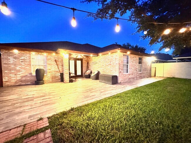 Building Photo - 1109 Sapphire St
