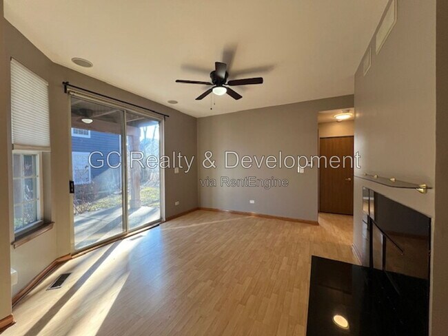 Building Photo - 159 Shorewood Dr