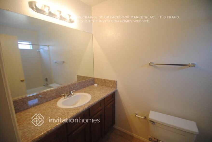 Building Photo - 656 S Robin Ln
