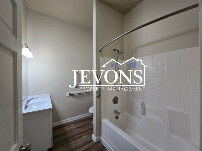 Building Photo - Move-in Special: $500 off your first month’s rent. Cozy 4-bedroom home with a fully equipped kitc...