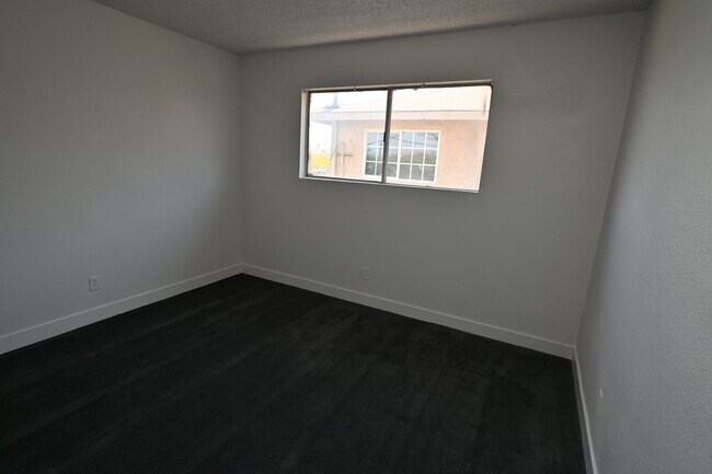 Building Photo - 2 Bedroom Apartment -Las Vegas -NO PETS -1...