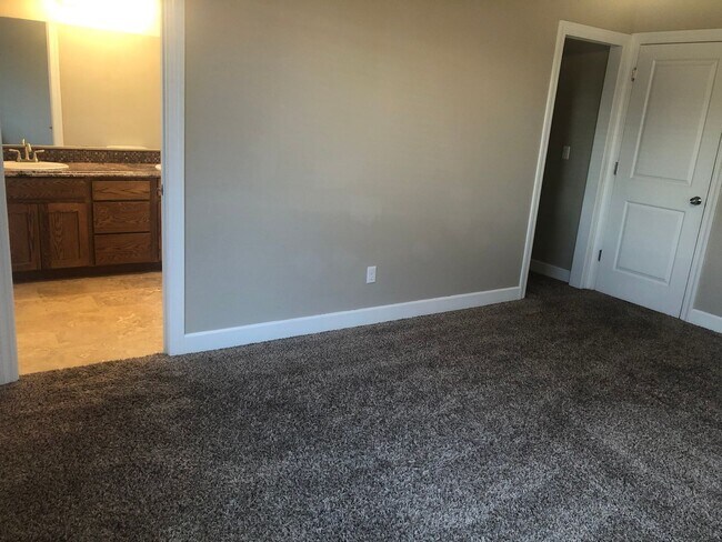 Building Photo - Newer 3 bedrooms 2.5 bathroom townhouse! MOVE IN SPECIAL!