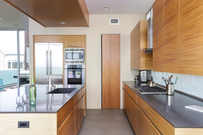 Building Photo - 1013 Mandalay Beach Rd