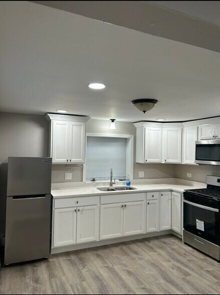 Kitchen - 1039 David Dr
