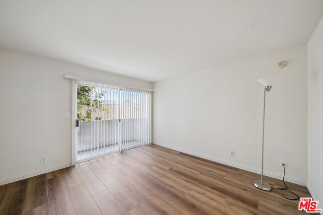 Building Photo - 870 Crenshaw Blvd