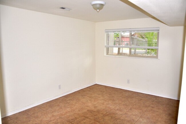 Building Photo - Beautiful 4 Bedroom Split-Level Home with Fenced Yard