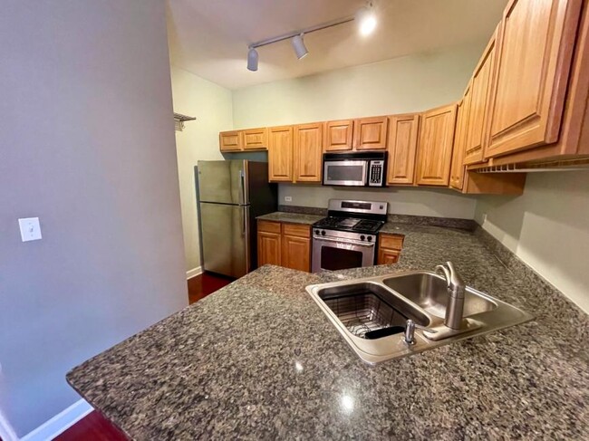 Building Photo - 2 bedroom in CHICAGO IL 60647