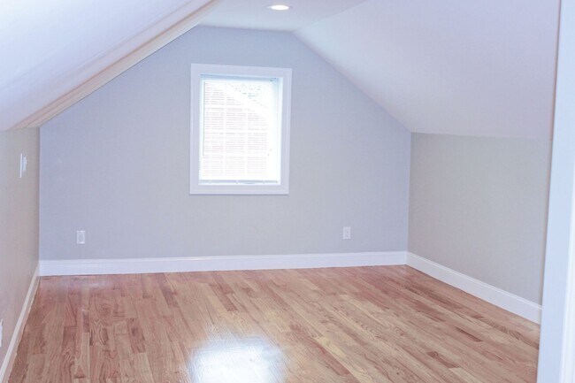 Building Photo - 3 Bedrooms 2 Full Bathrooms (one block fro...
