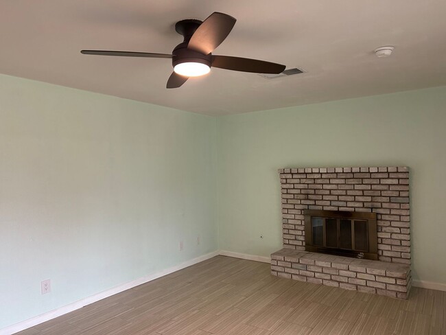 Building Photo - 854 Clover Ln