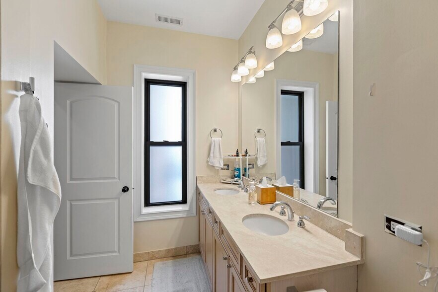 Building Photo - 5219 N Winthrop Ave