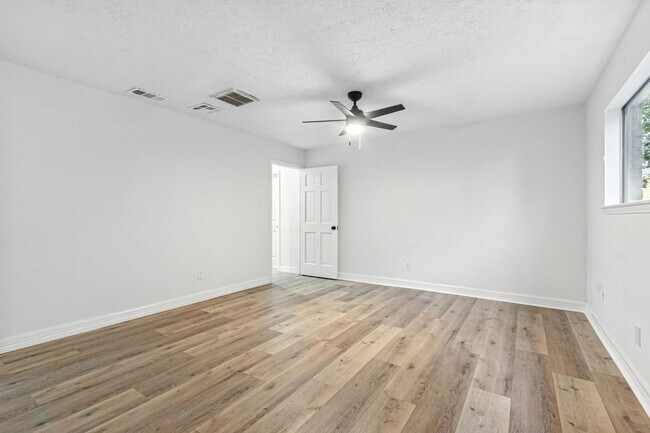 Building Photo - 606 Orangewood Dr