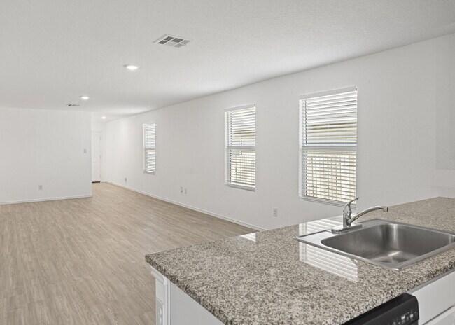 Building Photo - "Gorgeous 3-Bedroom Home with 2 Full Baths in San Antonio's Serene 1450 Sq Ft Retreat!"