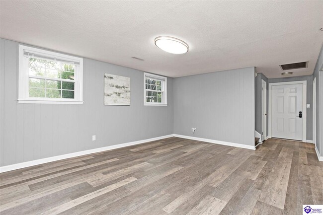 Building Photo - 705 Bon Aire Dr