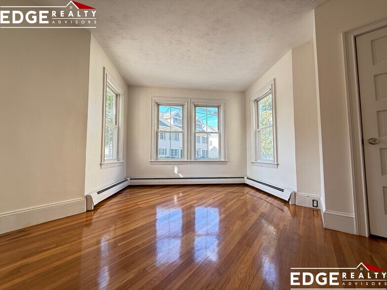 Building Photo - 22 Saybrook St
