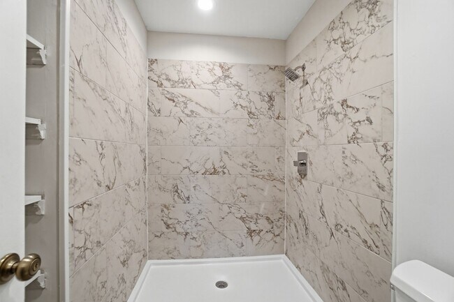 Building Photo - Beautifully Updated Condo with High-End Finishes Throughout