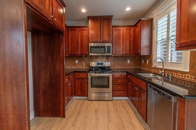 Building Photo - 2550 Plymouth Oaks Ct