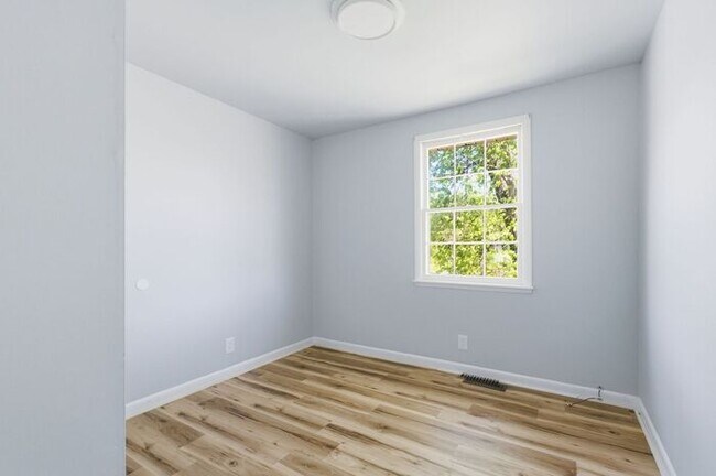 Building Photo - Prime Bellevue Location! 3-Bed Townhouse with 1.5 Baths