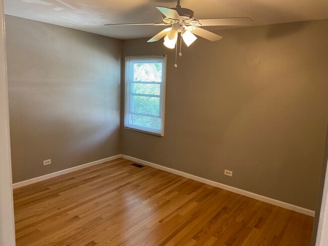 Building Photo - 1055 Stonehedge Dr