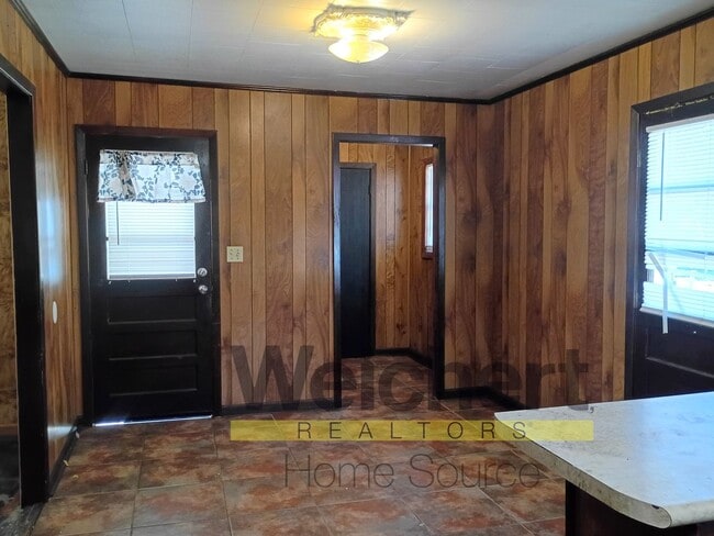 Building Photo - 3-Bed Home with Great Garage/Shop & Conven...