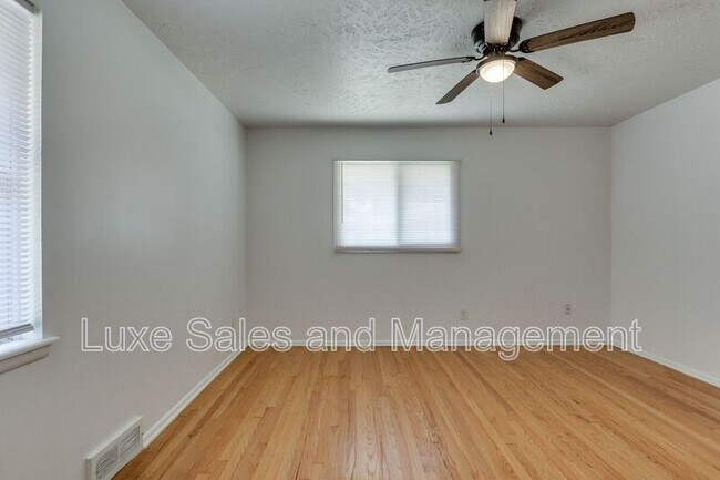 Building Photo - 3516 Mt Pleasant Dr