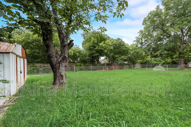 Building Photo - 1406 Willowbrook St